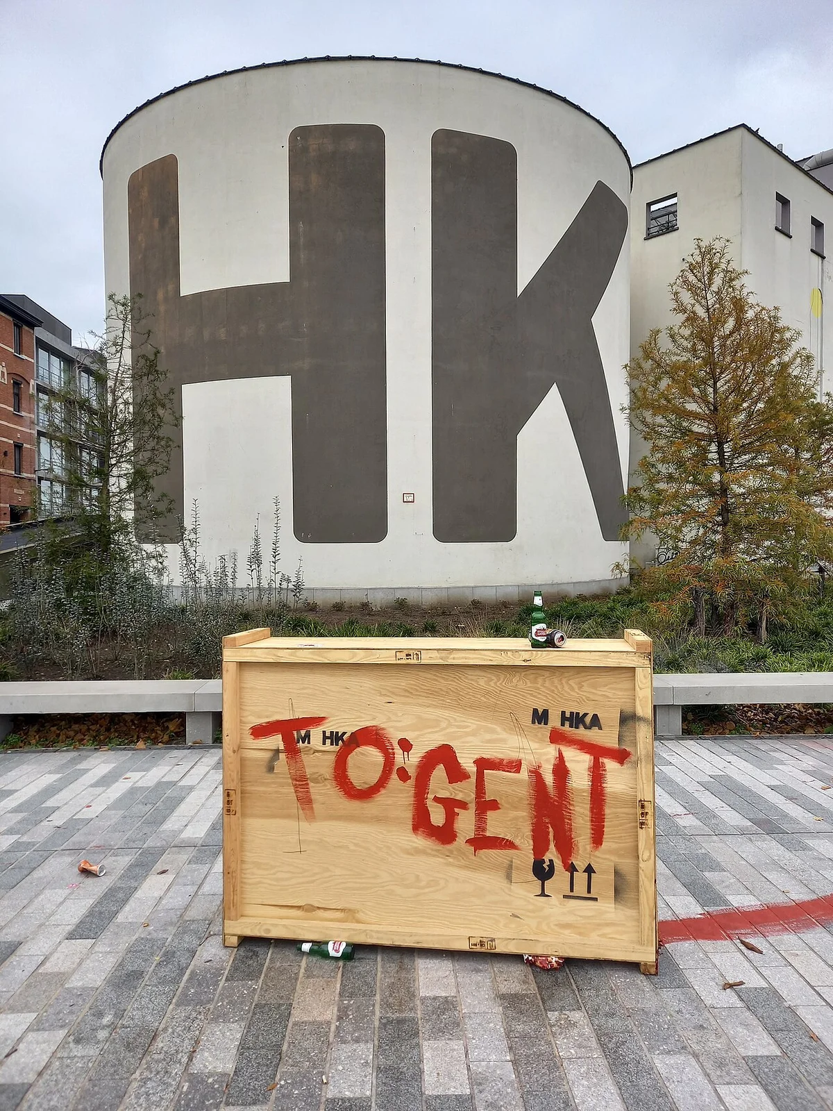Een kunsttransportkist bij het M HKA in Antwerpen.