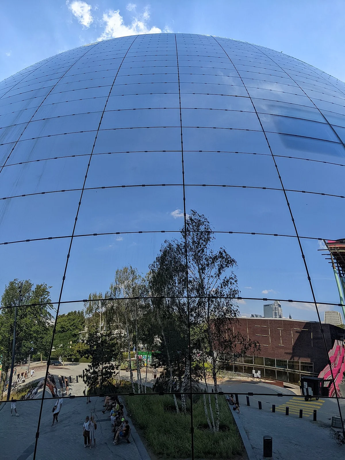 Het spiegelende Depot Boijmans Van Beuningen in Rotterdam.