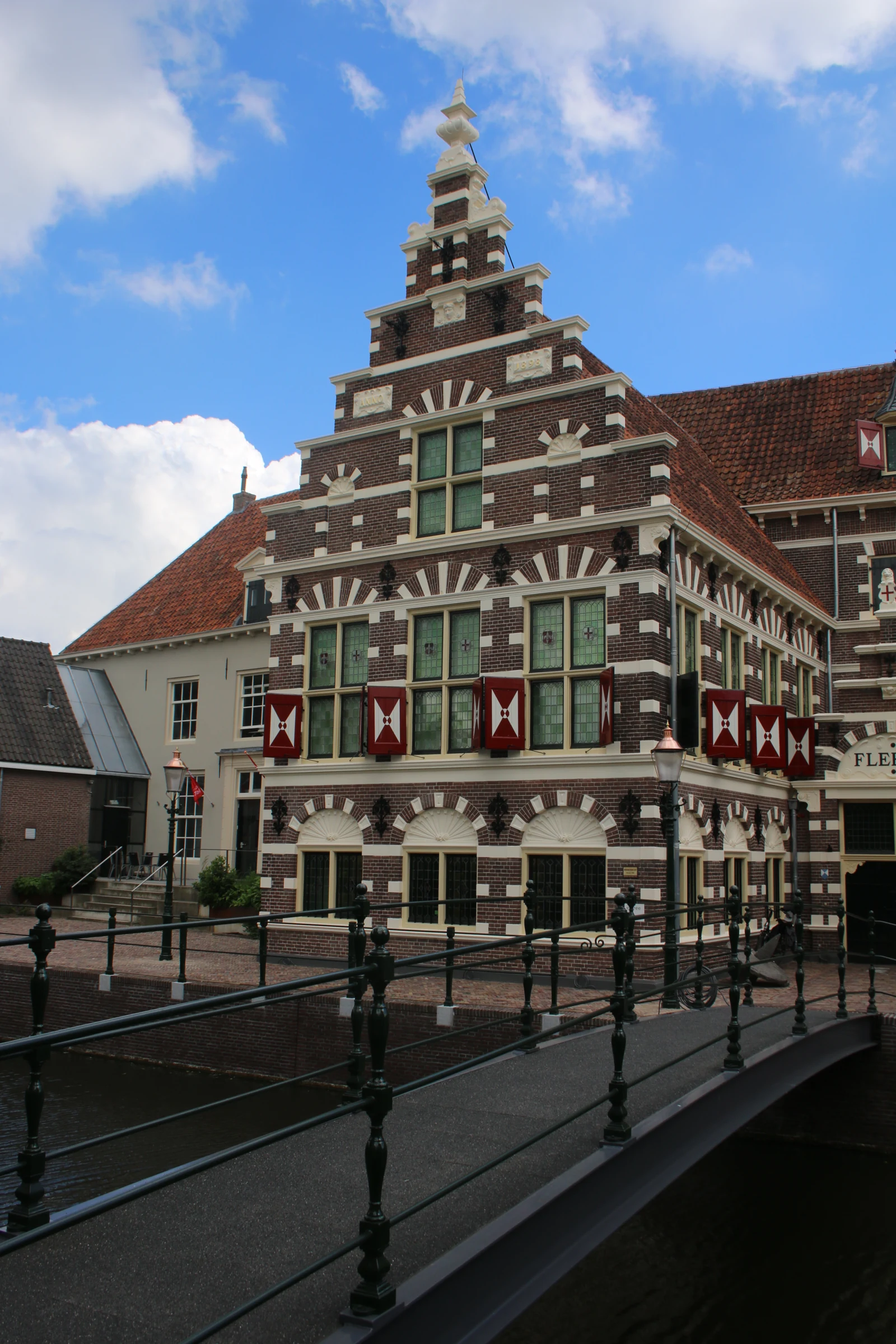Het museumgebouw in 2019, vóór de vernieuwing en naamswijziging; geen werk van Adri Pieck.