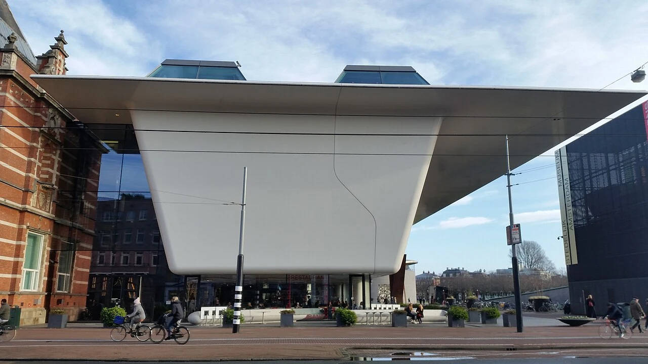 Het Stedelijk Museum Amsterdam vanaf de Van Baerlestraat in 2019; geen beeld van de tentoonstelling van Pendleton.