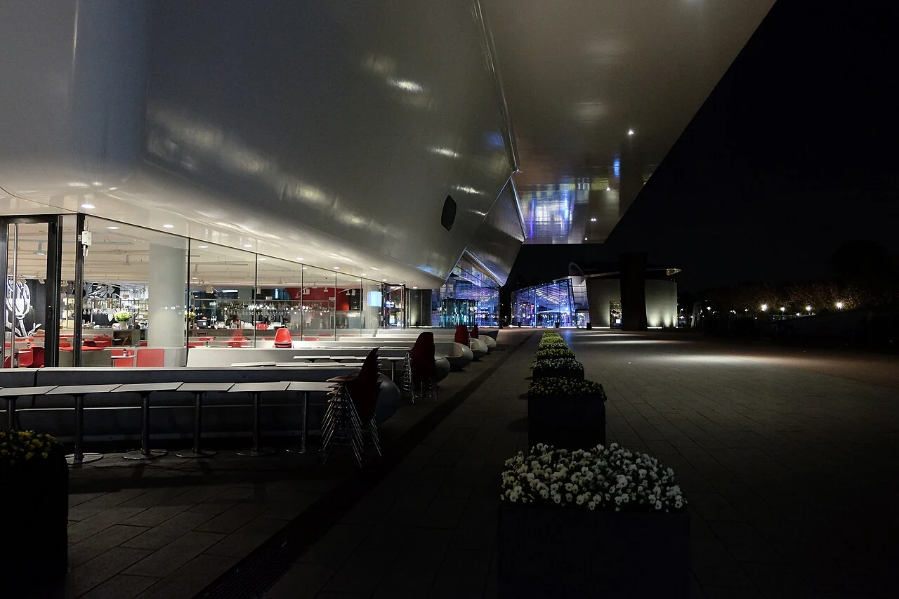De buitenzijde van het Stedelijk Museum Amsterdam in 2018; geen werk van Pendleton is afgebeeld.