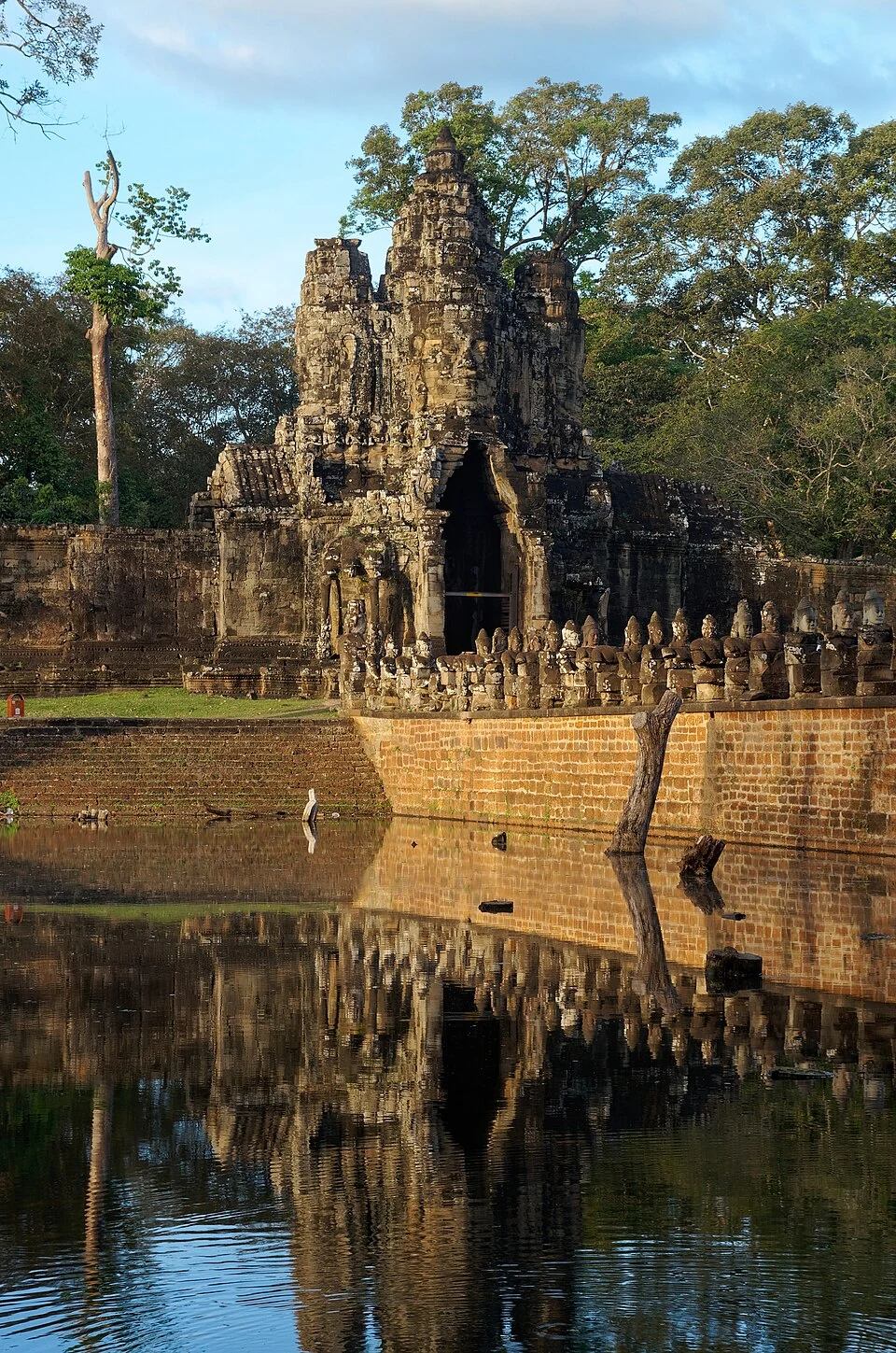 De zuidelijke poort van Angkor Thom in 2017; geen opname van de tentoonstelling.