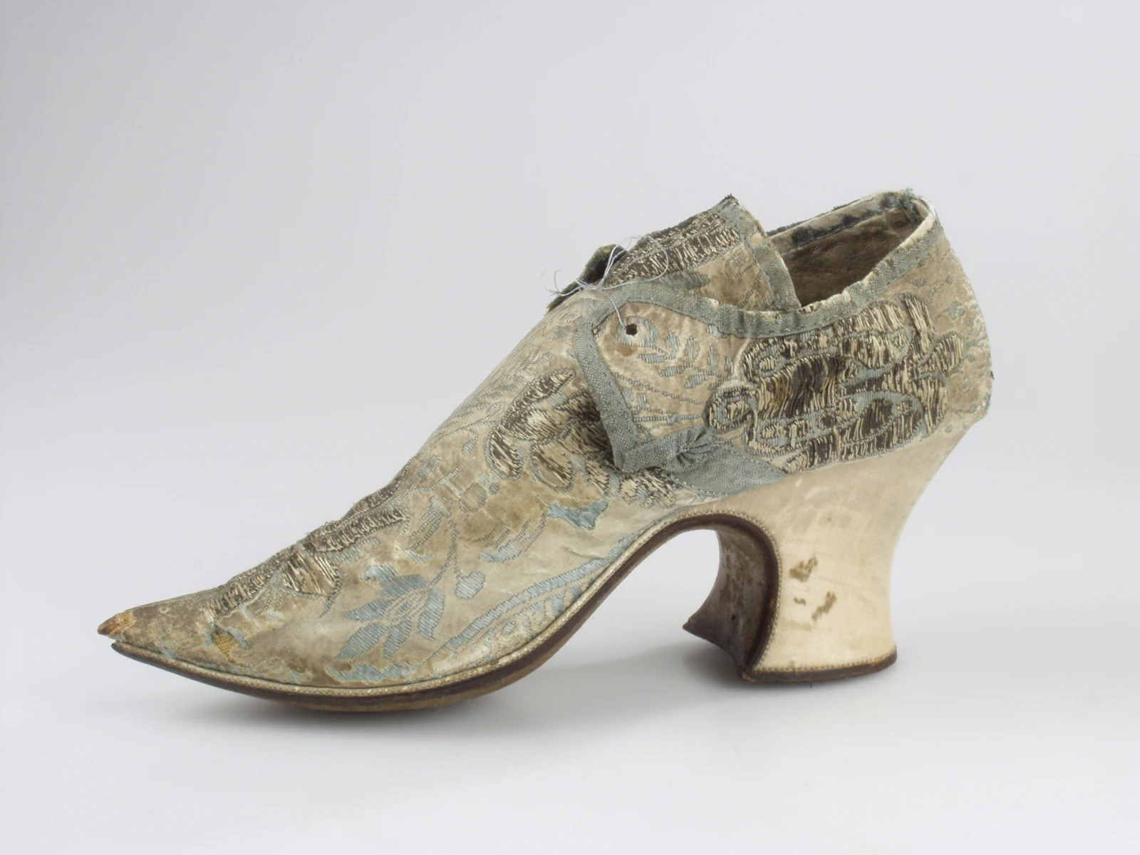 Schuh aus der Sammlung des Schoenenkwartier, als etwa 300 Jahre alt beschrieben.