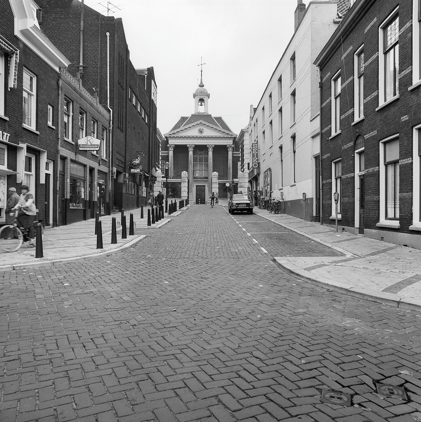 Historisch overzicht van de Appelmarkt vanaf de Lange Haven in Schiedam (1982); geen beeld van Monopole.