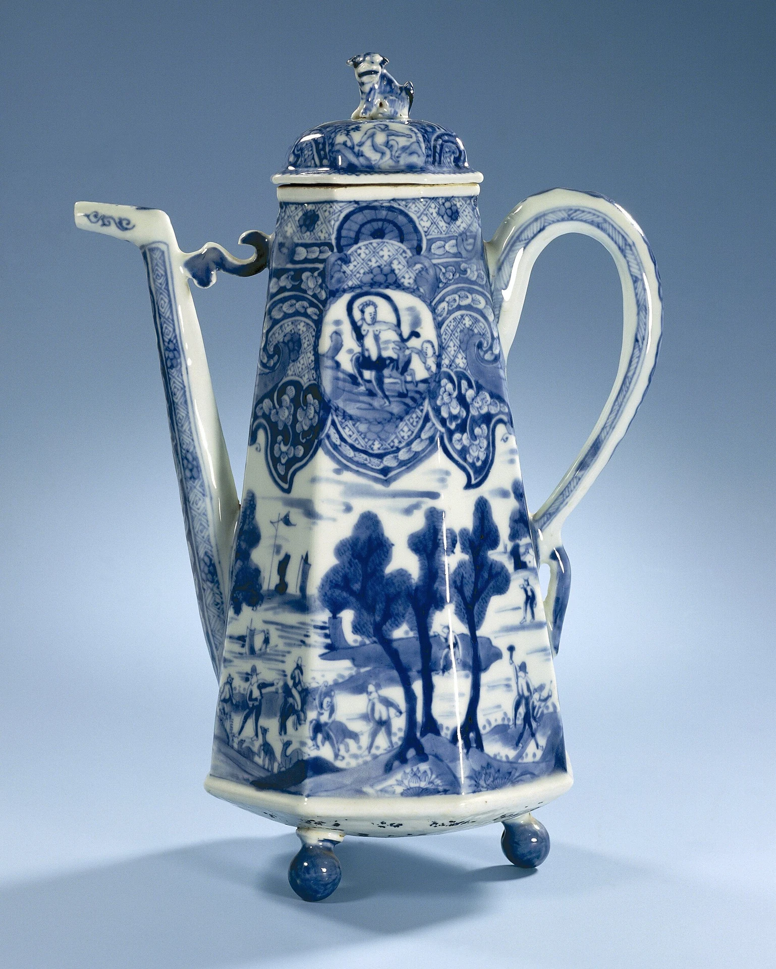 Achthoekige koffiekan met jacht- en mythologische taferelen, Rijksmuseum.