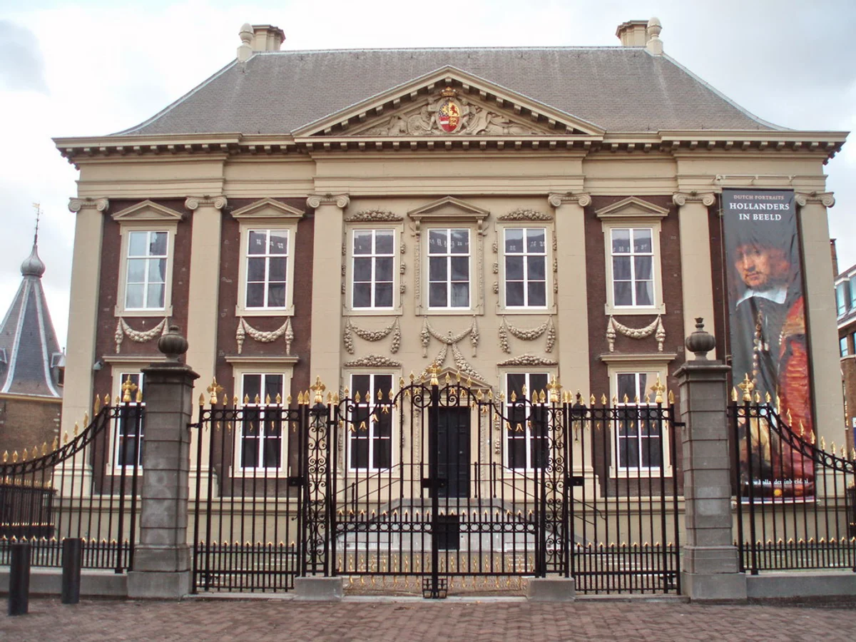 De voorgevel van het Mauritshuis in Den Haag, gezien vanaf het voorplein.