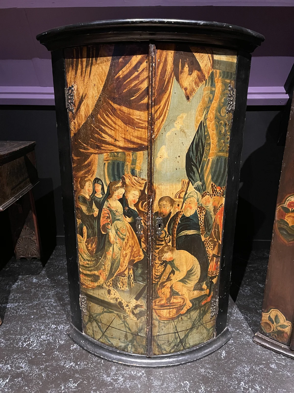 Beschilderde hoekkast, gefotografeerd in Museum Sorgdrager.