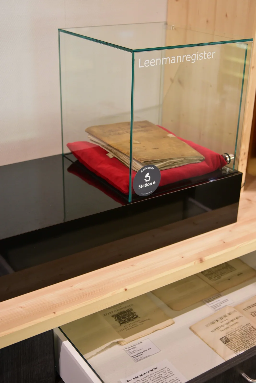 Leenmanregister (1379) in vitrine.