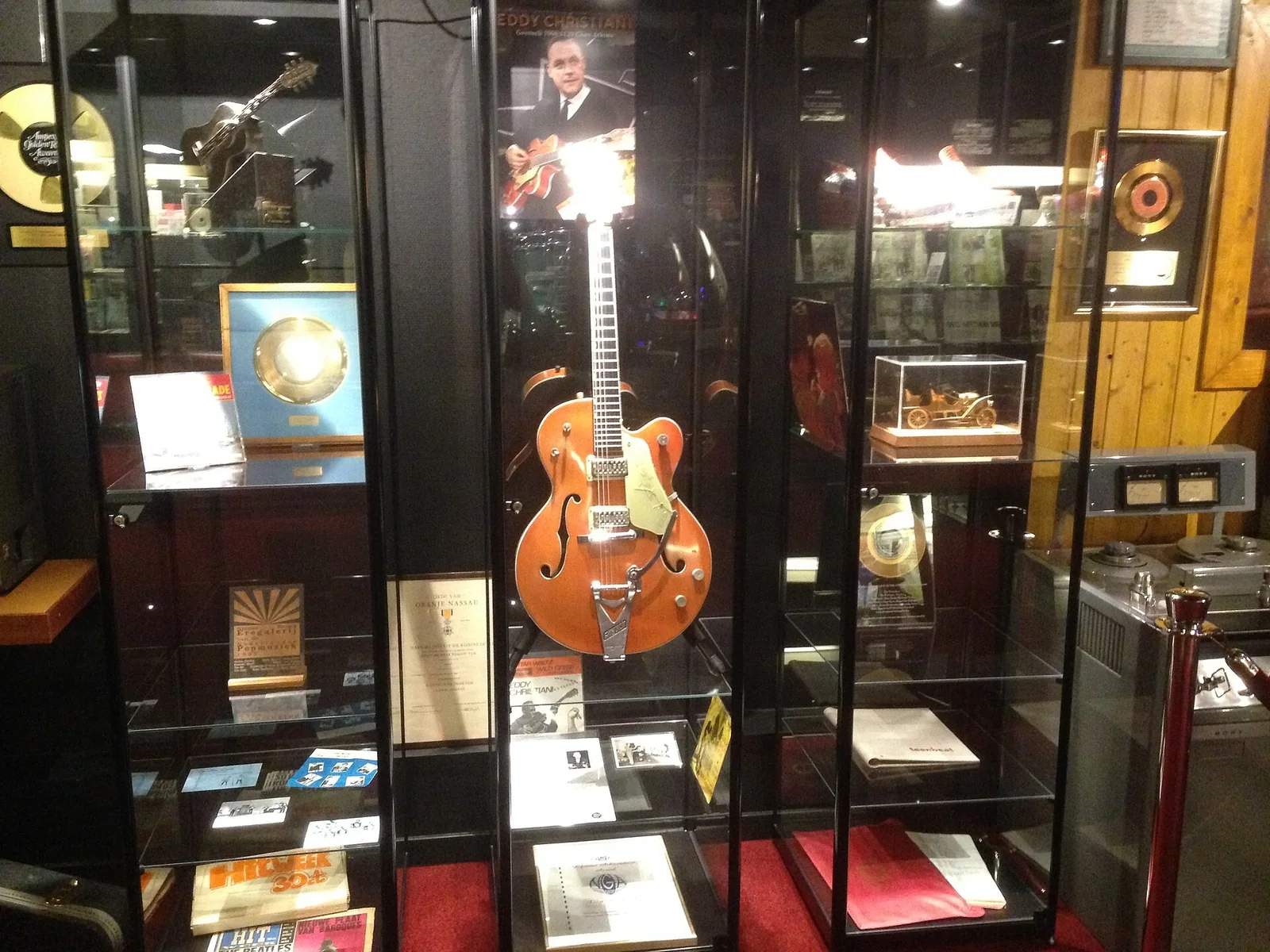 Elektrische gitaar van Eddy Christiani in Museum RockArt.