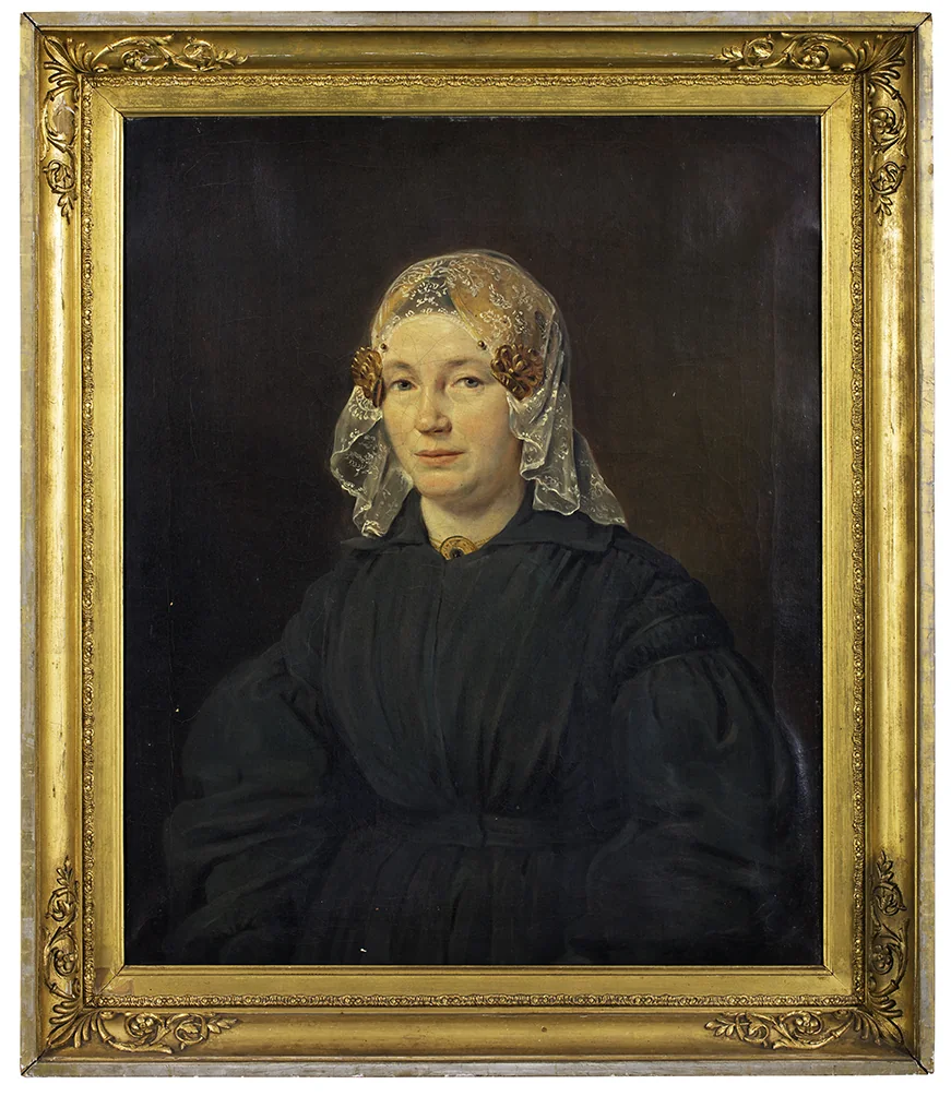 Vrouw in Groninger kostuum.