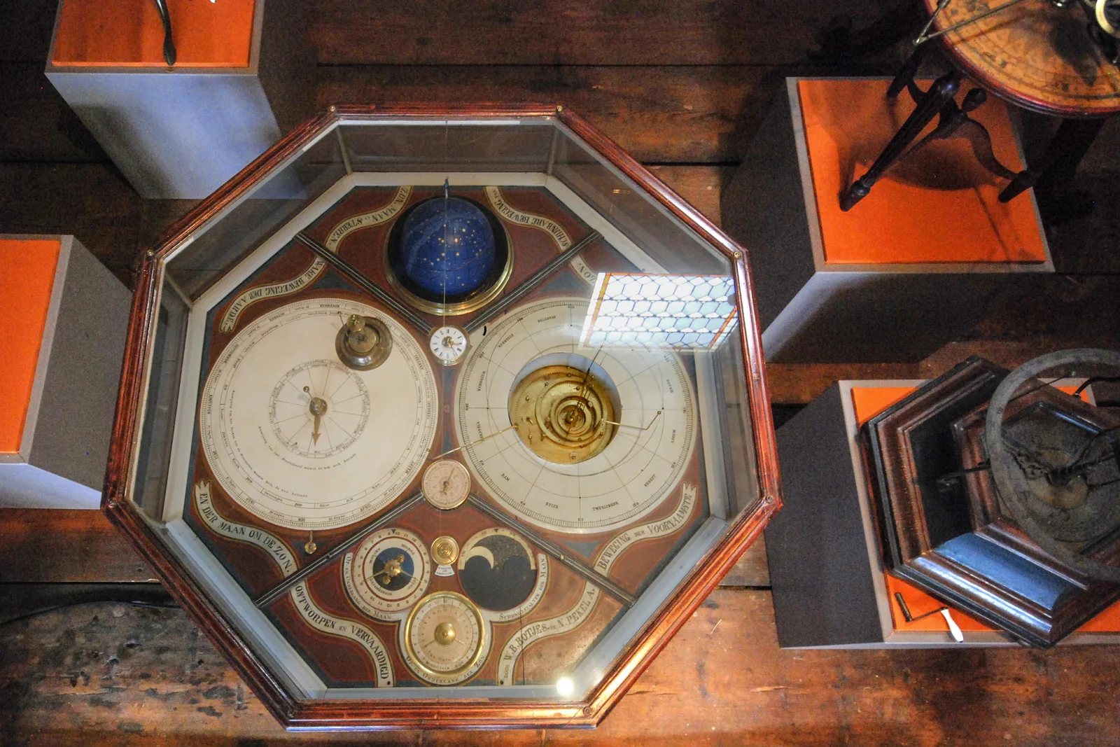 Een klein planetariummodel in de tentoonstelling.