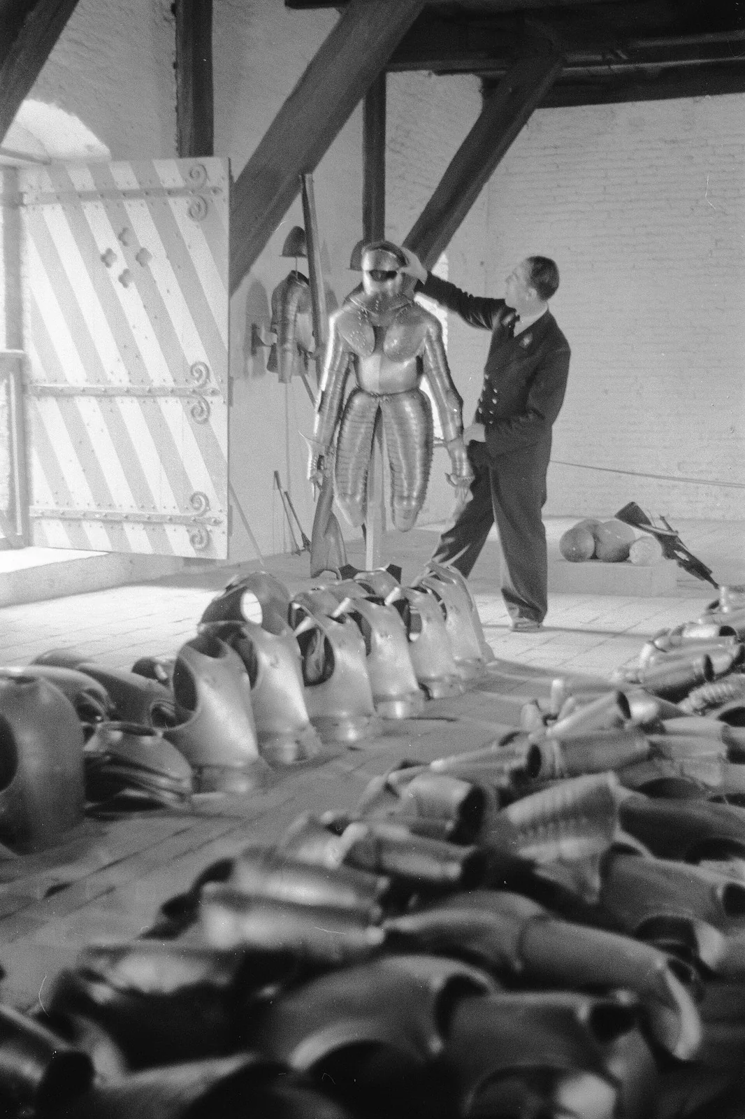 Historische foto van de harnassen in het Muiderslot (1960).