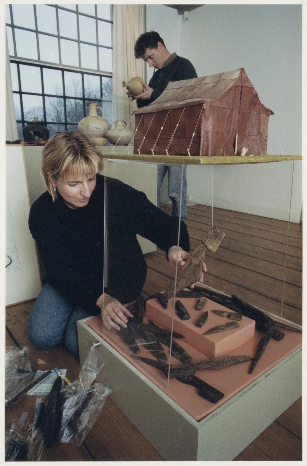 Historische foto van de inrichting van een archeologische tentoonstelling op Beeckestijn.