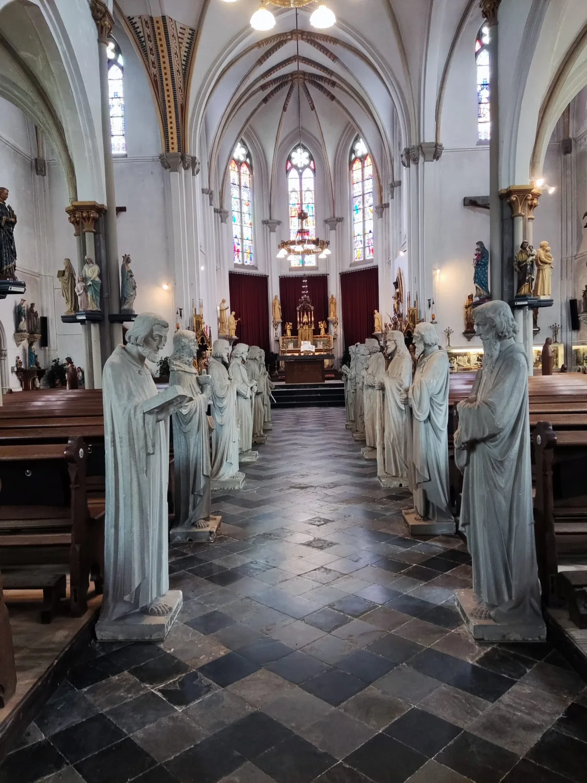 Twaalf apostelen in het Heiligenbeeldenmuseum.
