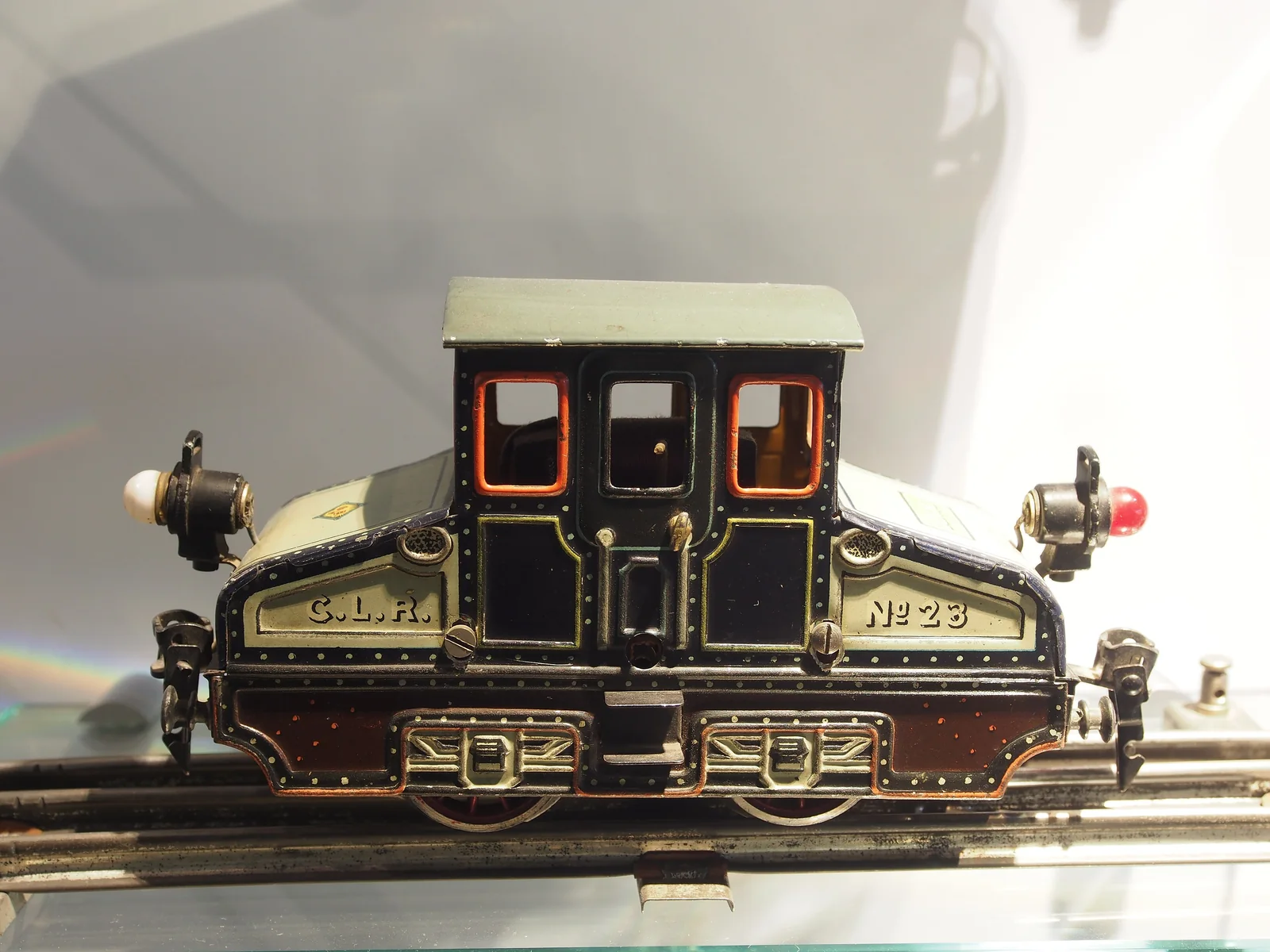 Opwindbare blikken locomotief (Bing).