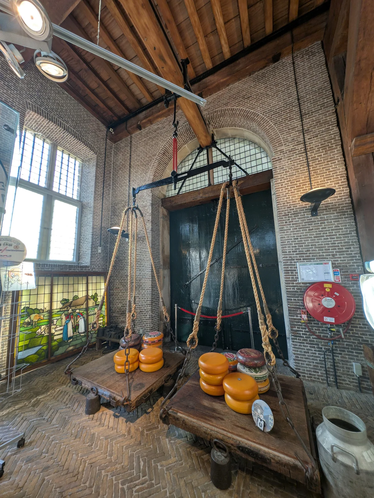 Kaasweegschalen in De Goudse Waag.