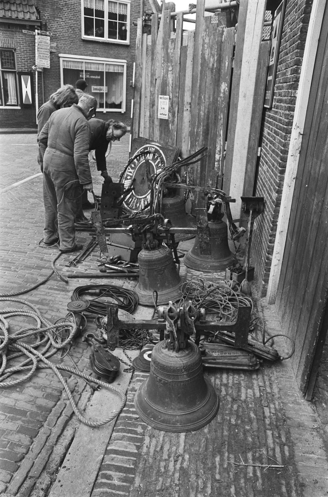 Carillonklokken bij de restauratie van de Speeltoren in Monnickendam (1976).
