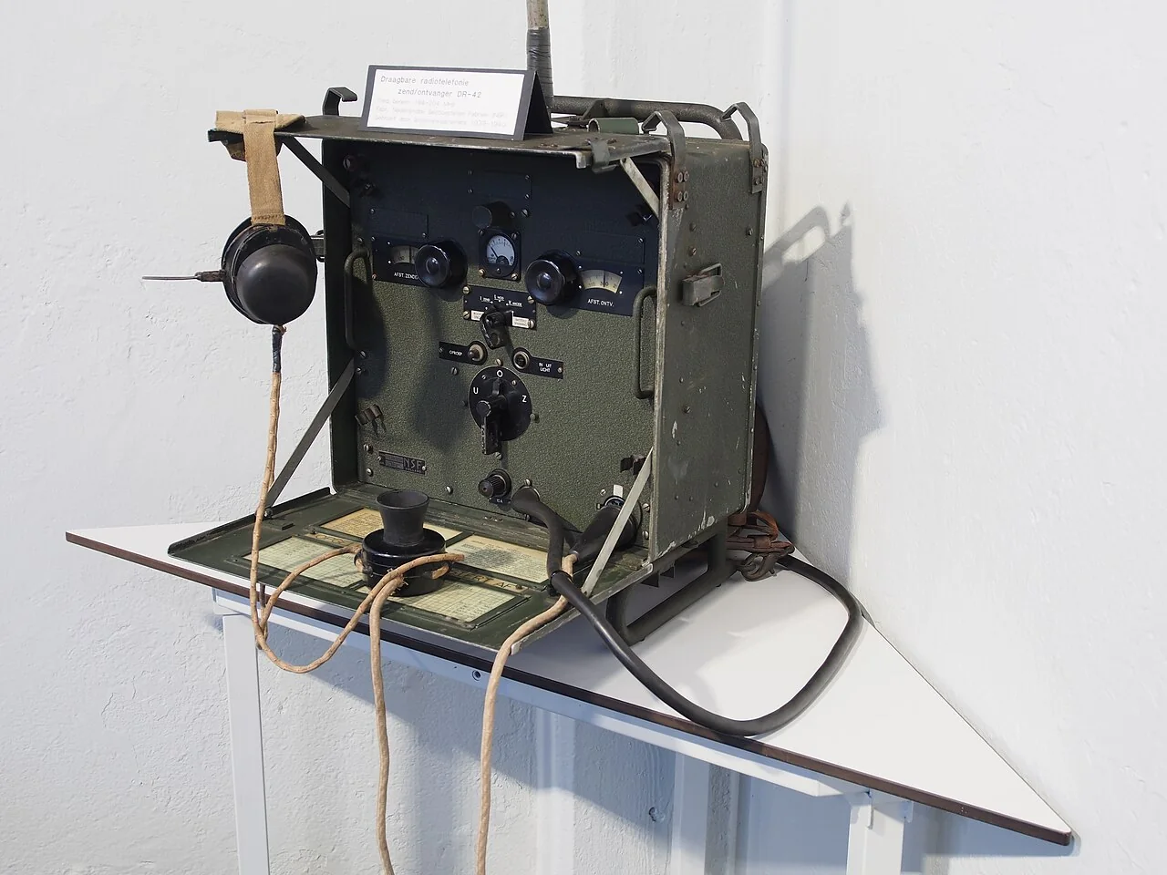 Draagbare radiotelefonie zend-ontvanger DR-42.