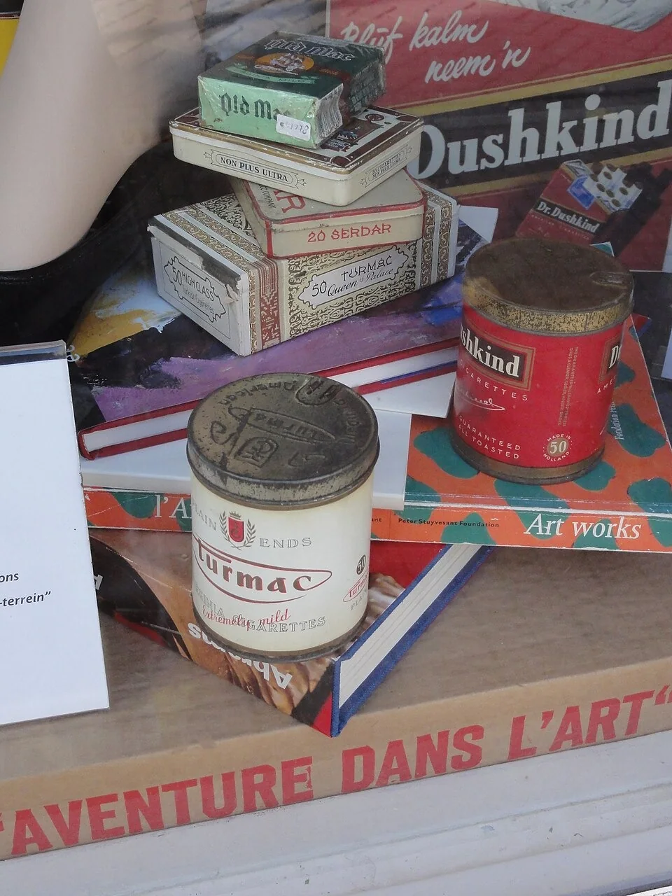 Gegroepeerde Turmac-items (etalage Liemers Museum).