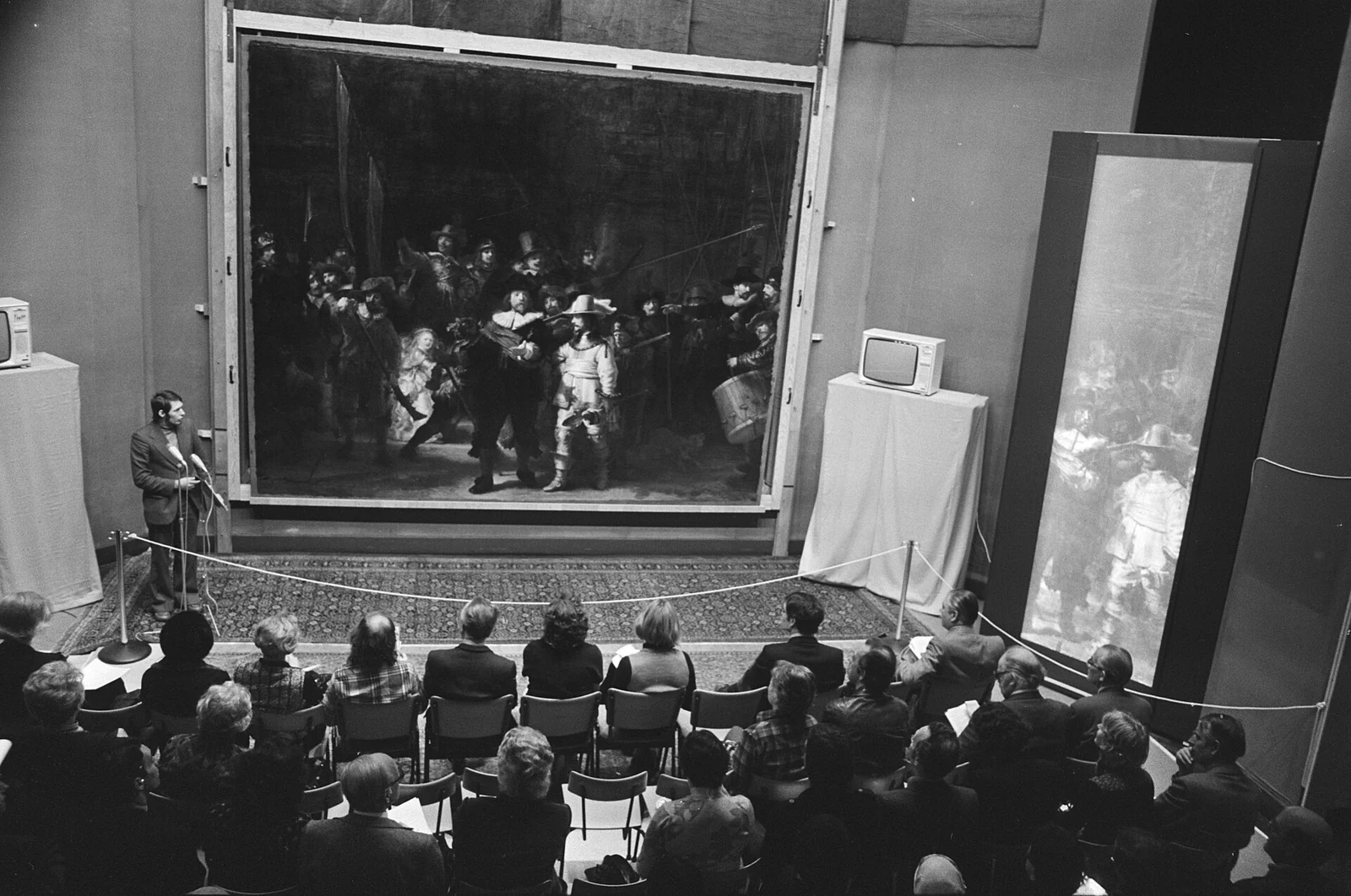 Persconferentie bij de voltooiing van de restauratie van de Nachtwacht in 1976. Foto: Rob Bogaerts voor Anefo; historische opname, geen huidige restauratie.