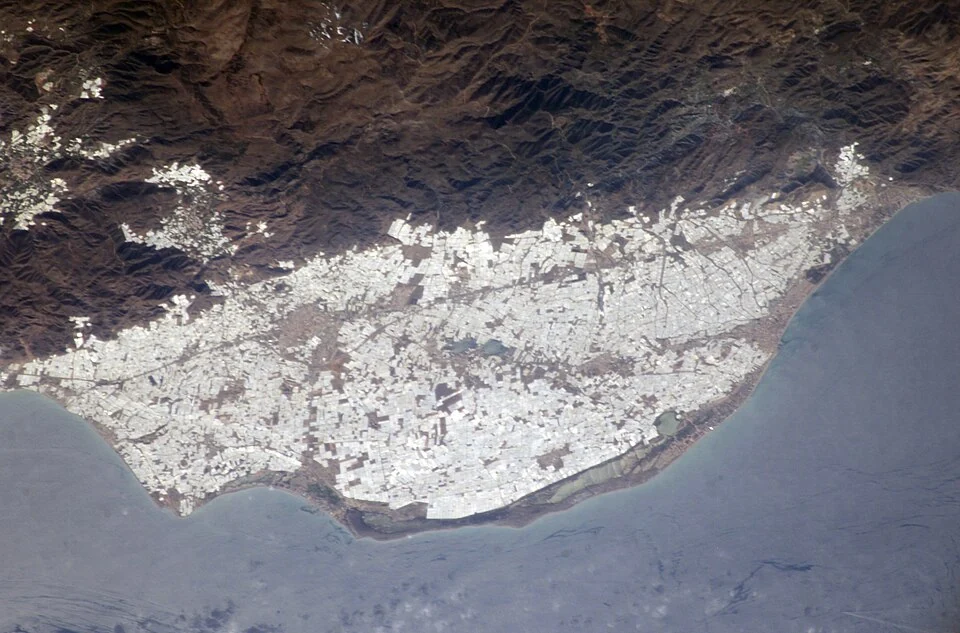 Gewächshäuser im Campo de Dalías bei Almería, im Februar 2004 von einem NASA-Astronauten aus dem Weltraum fotografiert. Archivbild zur Illustration; kein Foto von Rob Hornstra und keine Aufnahme aus 2026.