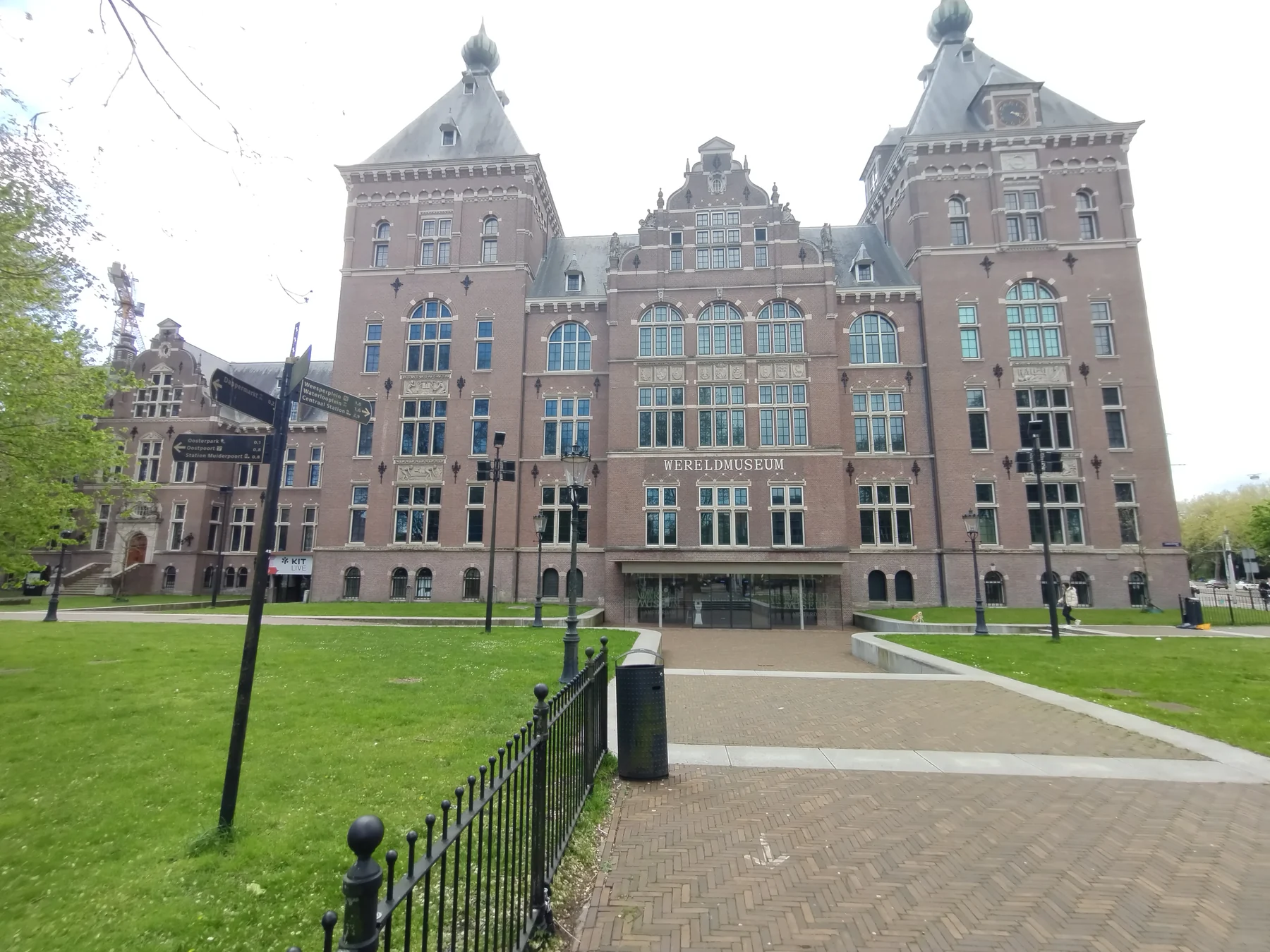 Bakstenen museumgevel met twee torens en de naam Wereldmuseum boven de ingang.