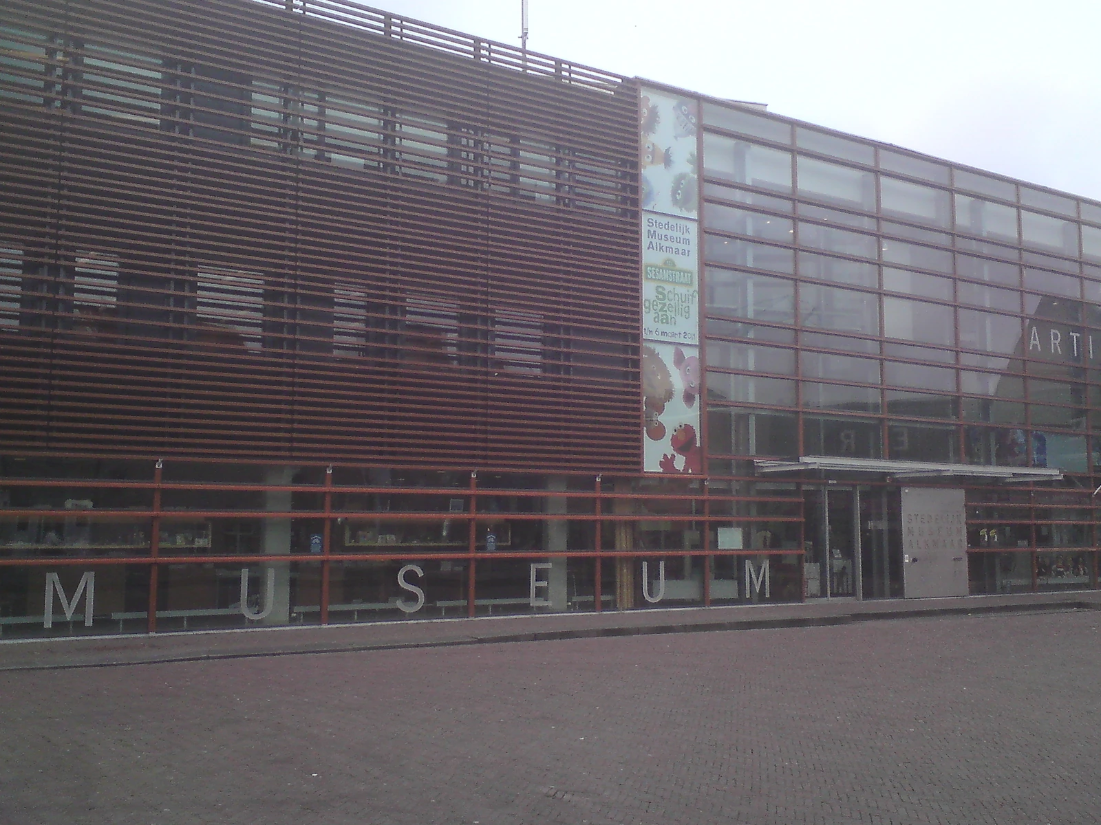 Die Fassade des Stedelijk Museum Alkmaar an einem Platz.