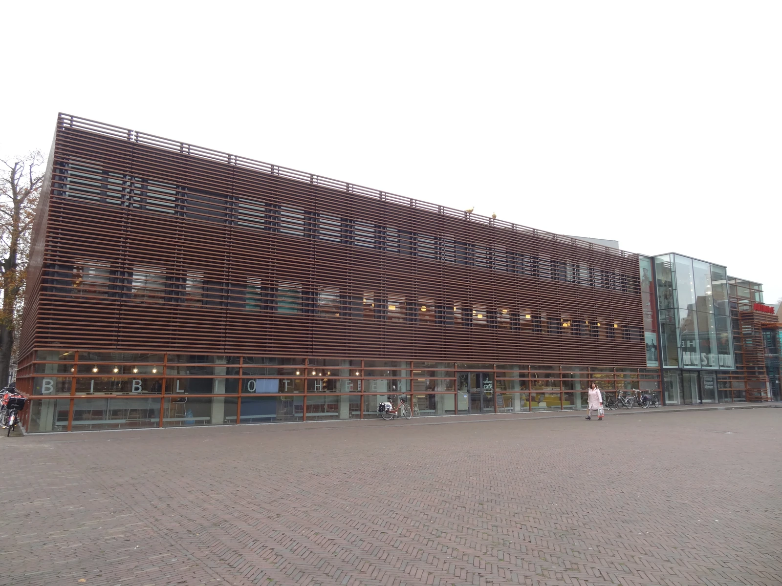 Die Bibliothek und das Museum am Canadaplein in Alkmaar.