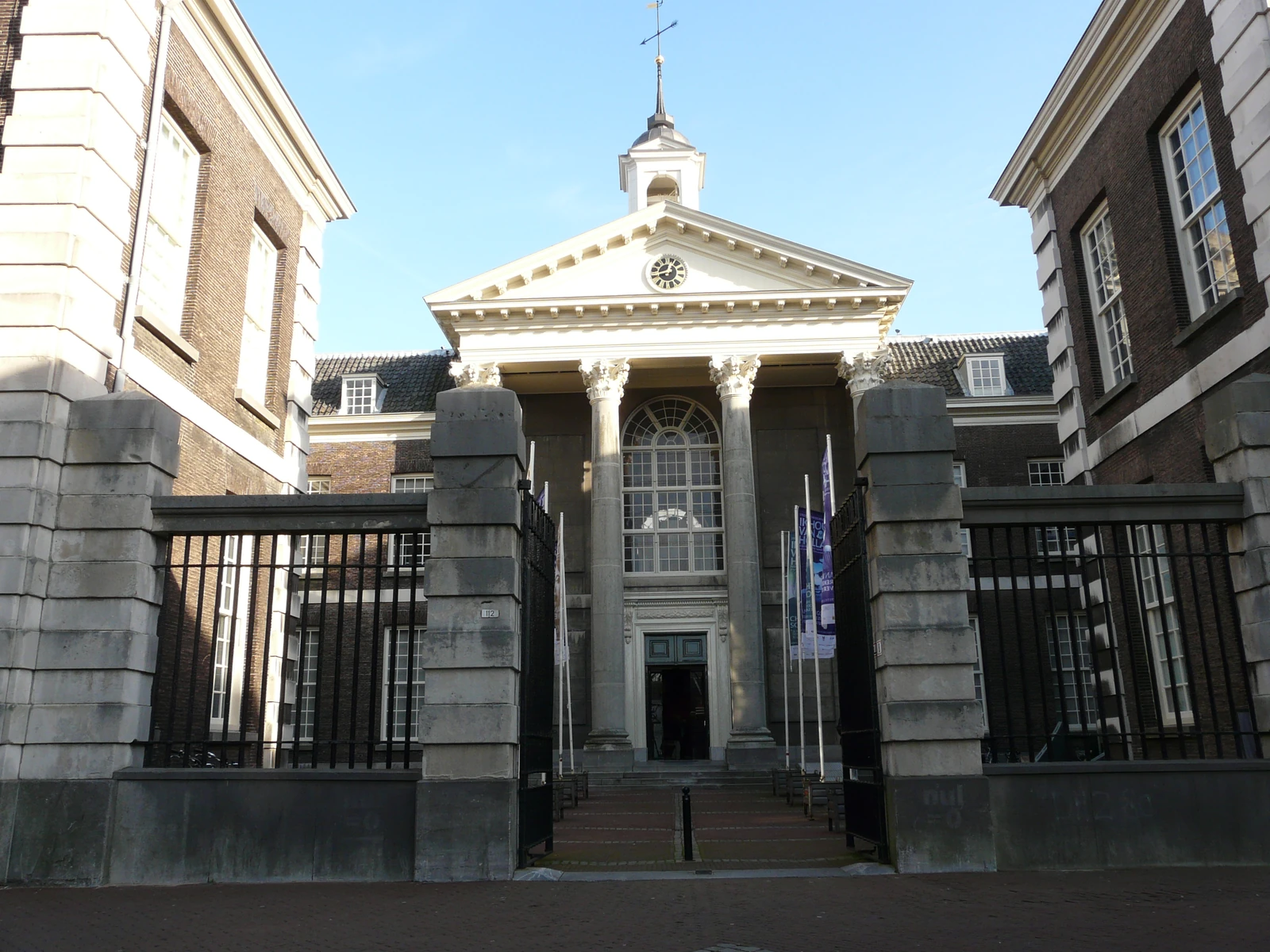 L’entrée du Stedelijk Museum Schiedam avec des colonnes et un portail.