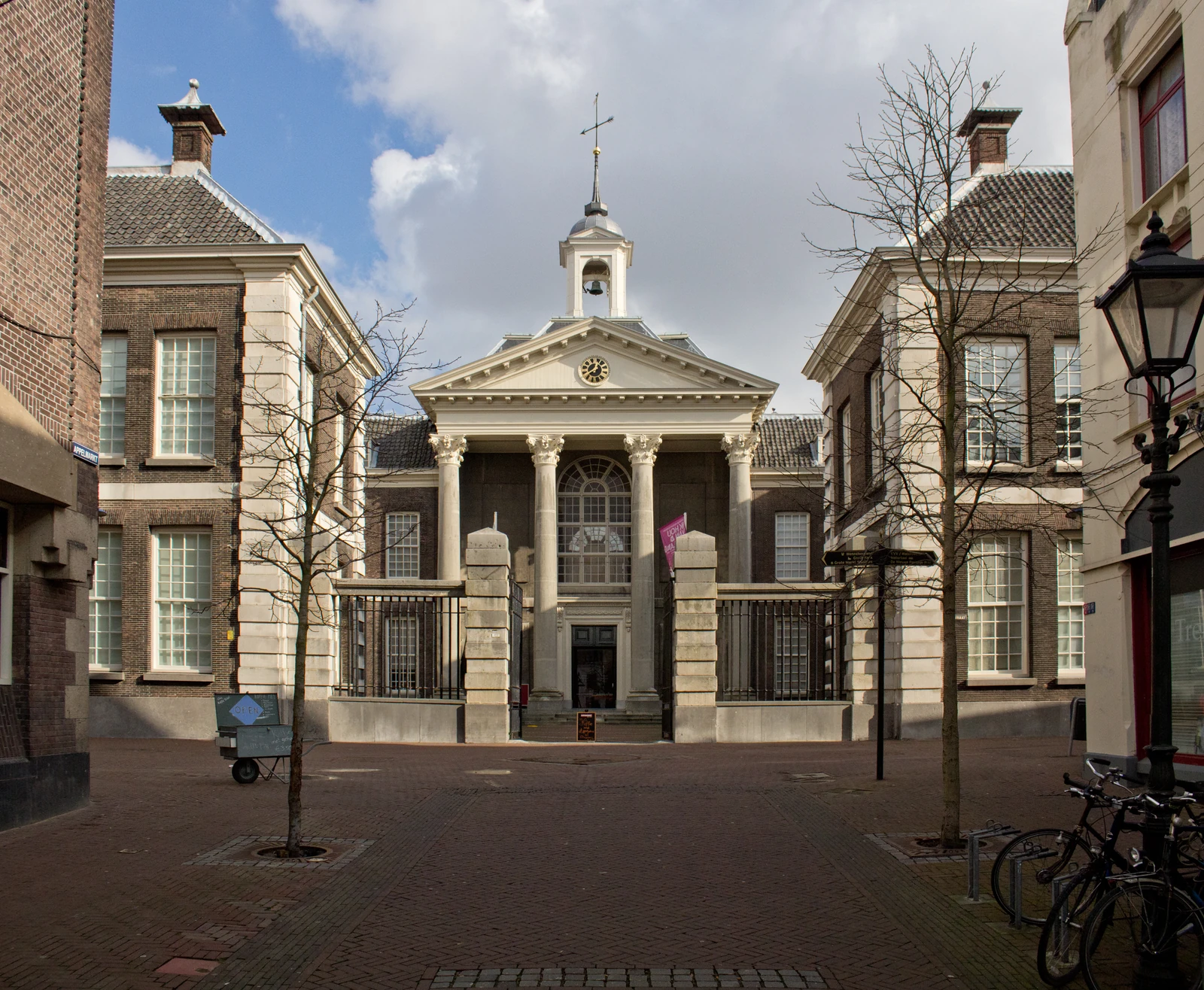 Le Stedelijk Museum Schiedam entre des façades historiques.
