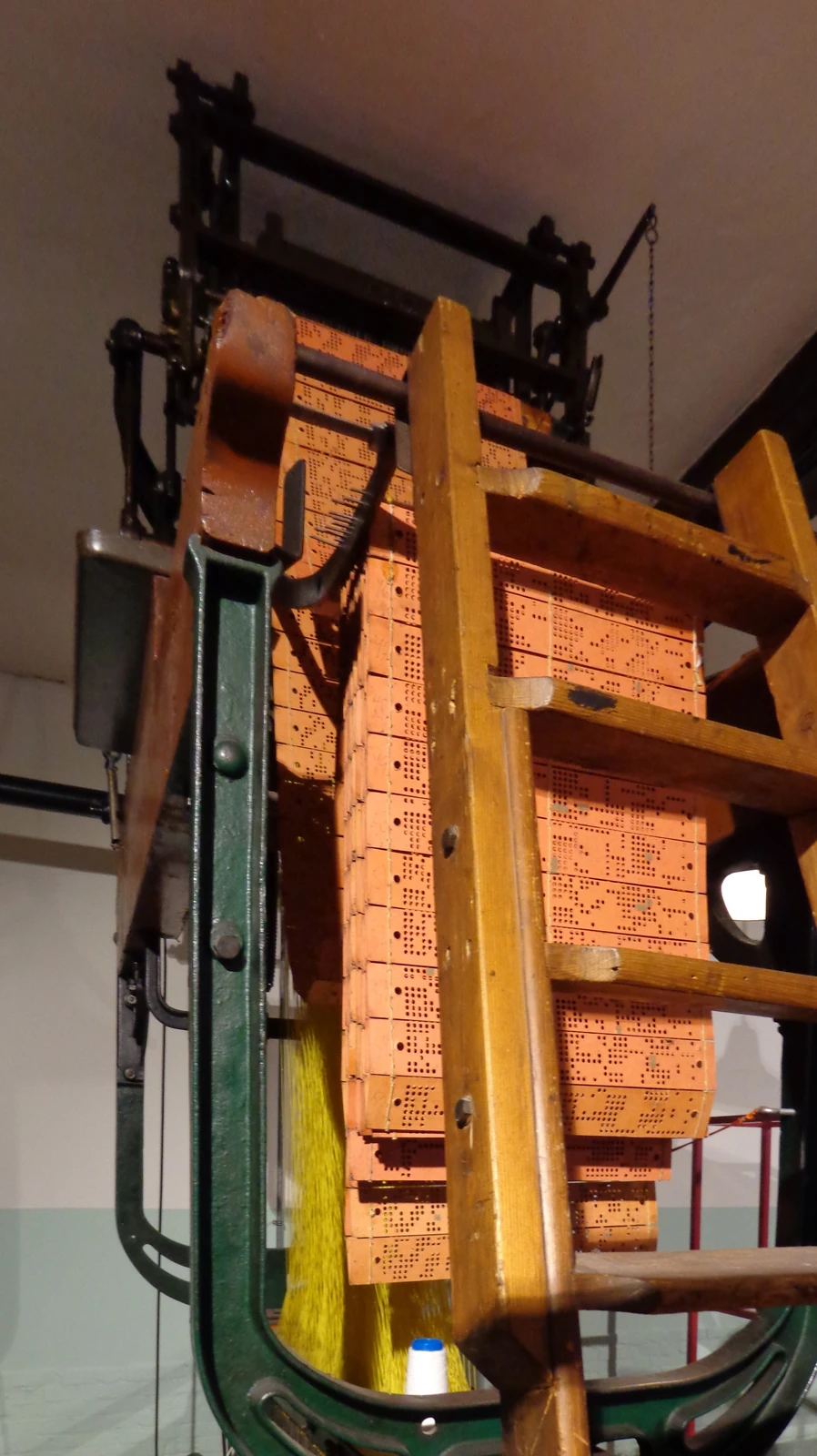 Ein Detail eines Jacquardwebstuhls mit Lochkarten.