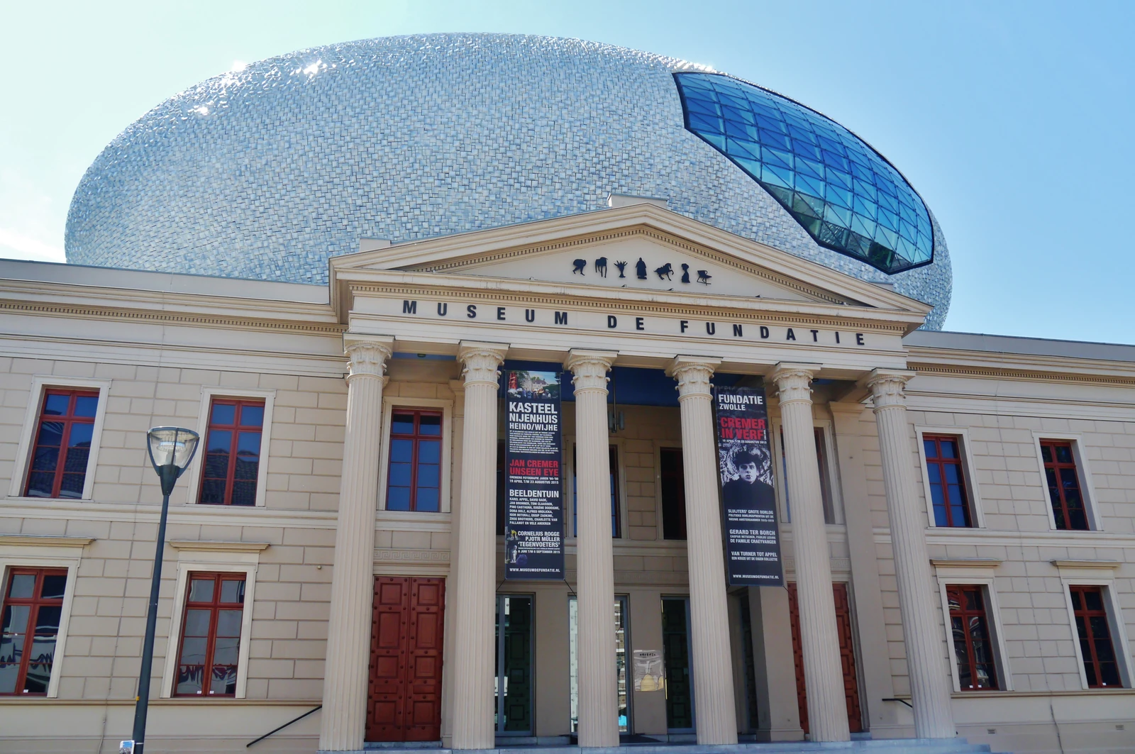 Le Museum de Fundatie avec ses colonnes blanches et sa coupole bleue.