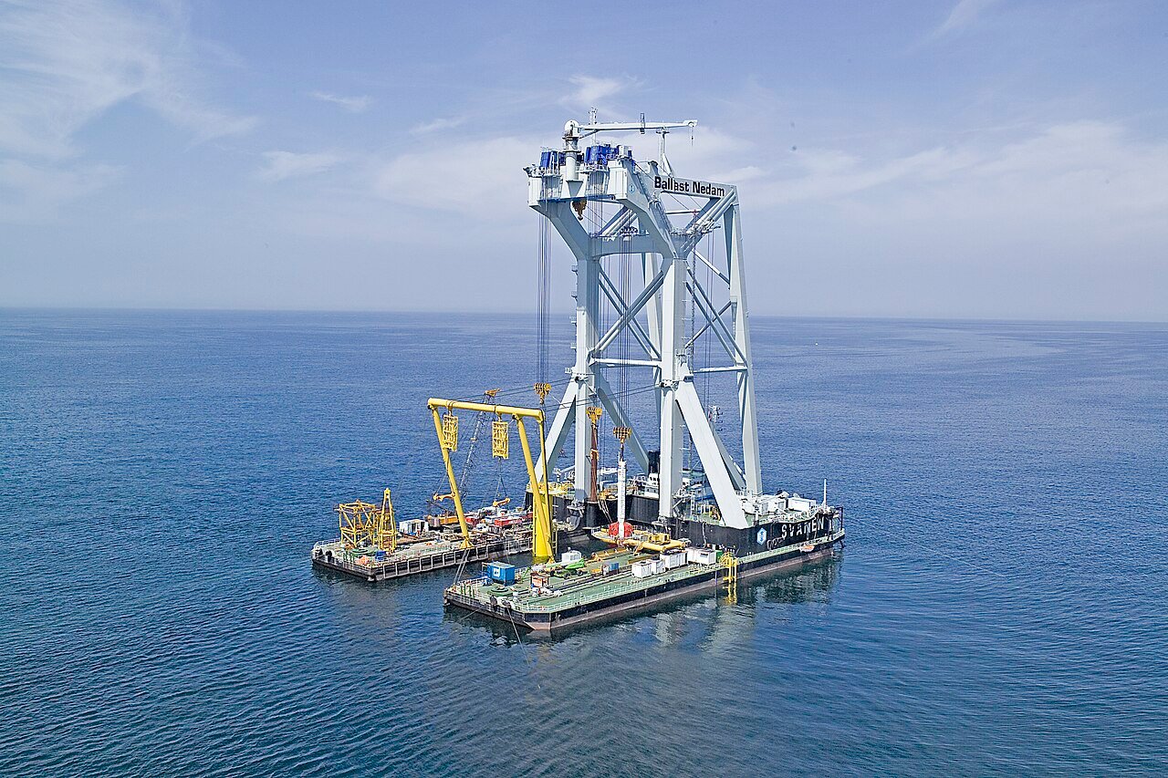 Offshore-installatieschip HLV Svanen op zee, op een foto uit 2006.