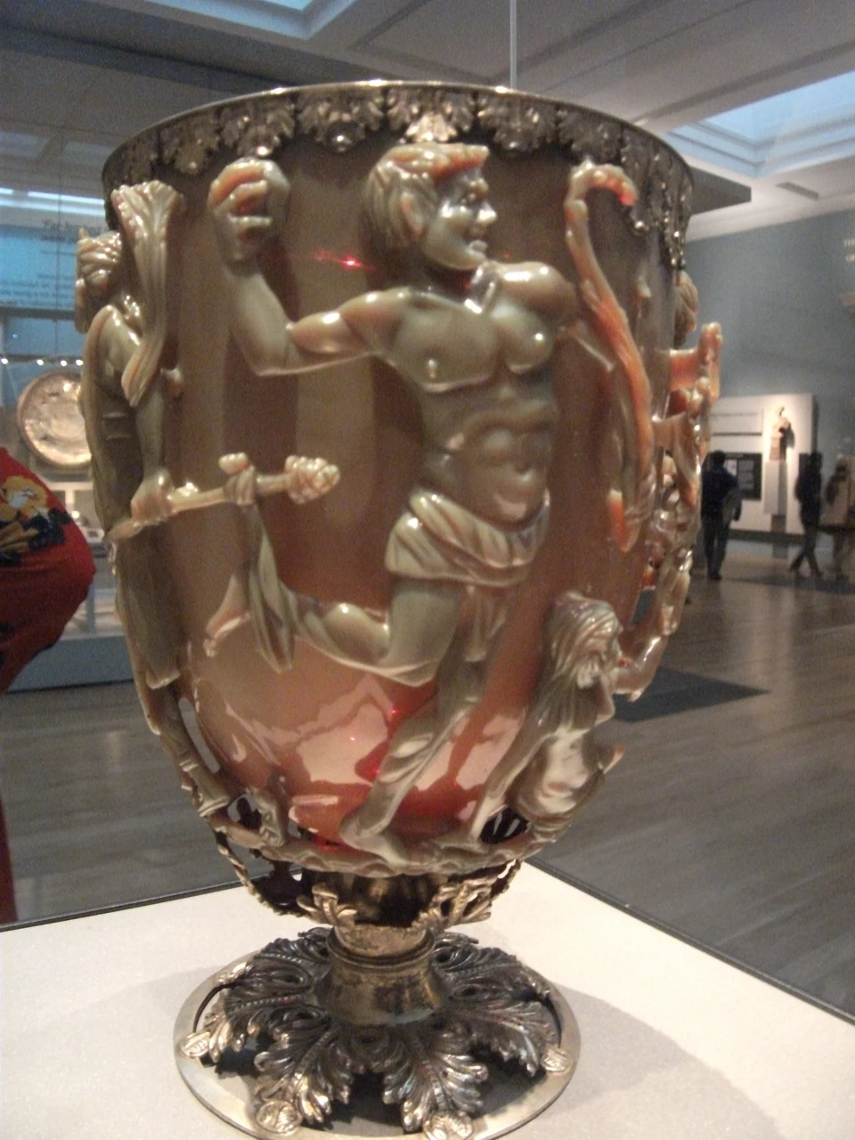 De Lycurgus-beker met bleekgroene figuren, roze ogend glas en een later toegevoegde metalen voet.