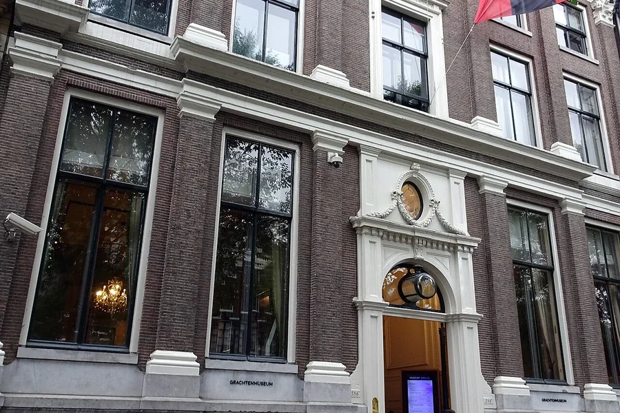 Gevel en entree van het Grachtenmuseum in Amsterdam.