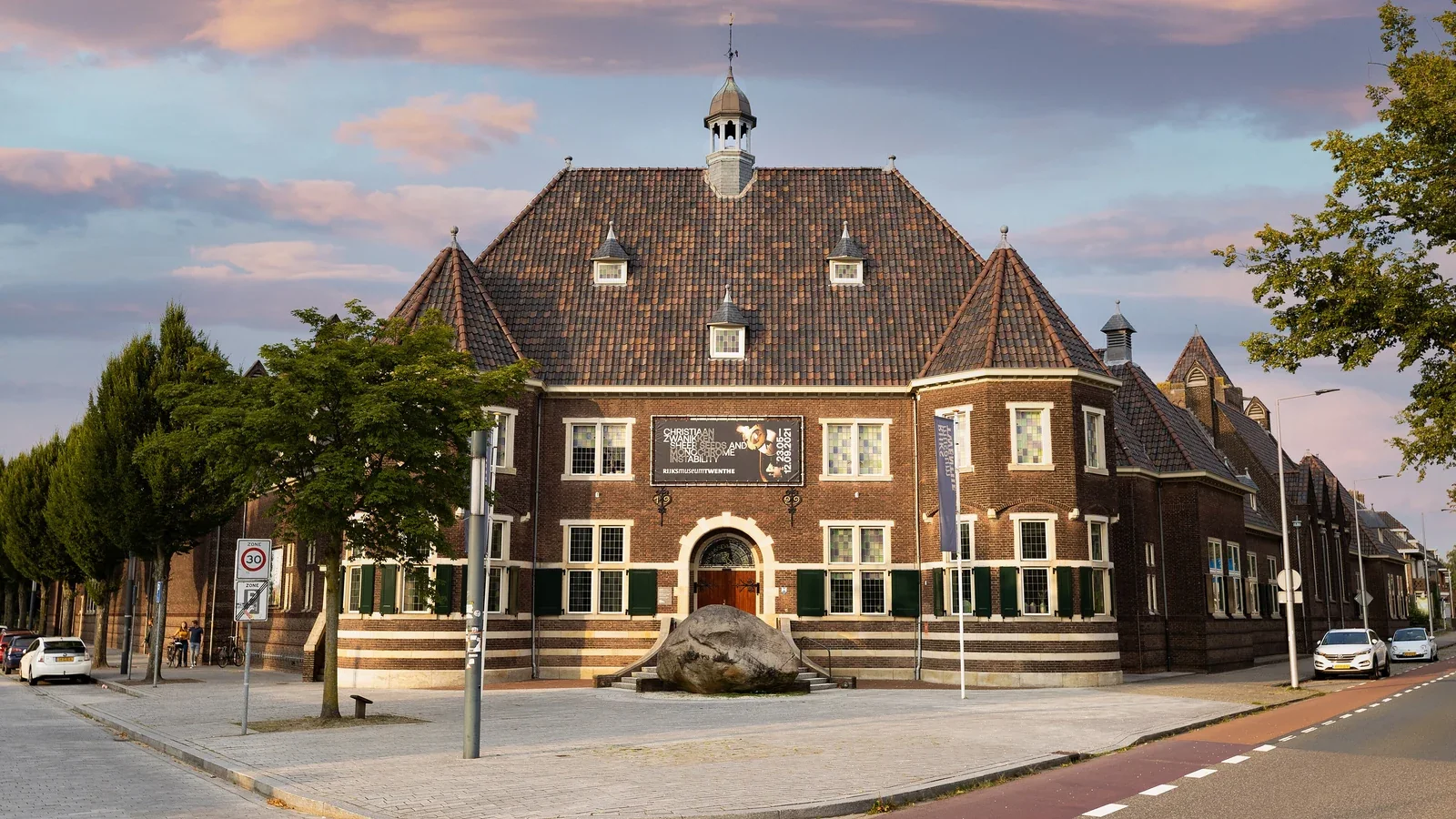 De voorgevel van Rijksmuseum Twenthe aan de Lasondersingel.