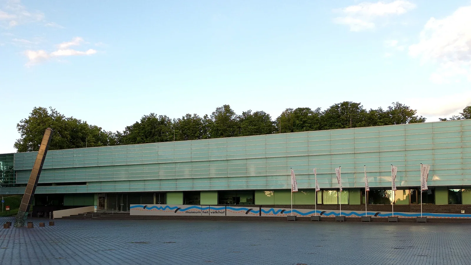 Het museumgebouw aan het Kelfkensbos, gezien vanaf het plein.