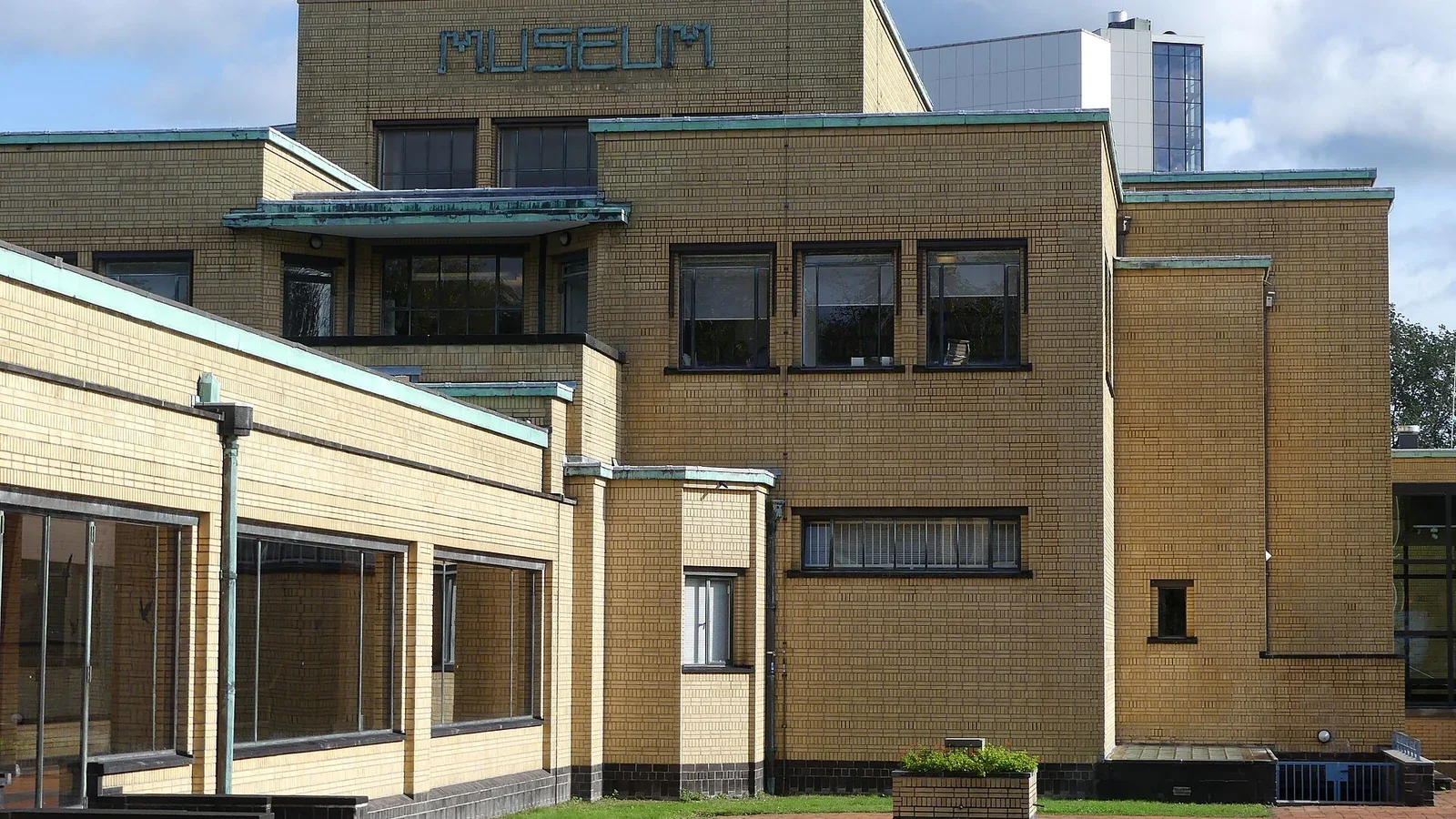 Bakstenen buitenzijde van het Kunstmuseum Den Haag.