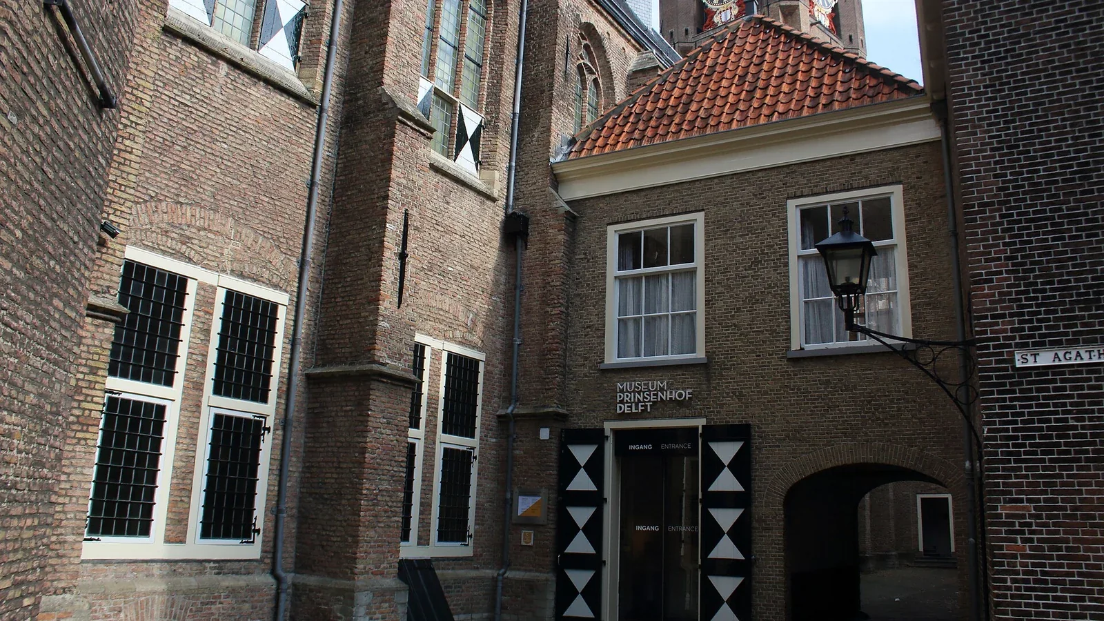 Historische foto van de ingang van Museum Prinsenhof Delft.