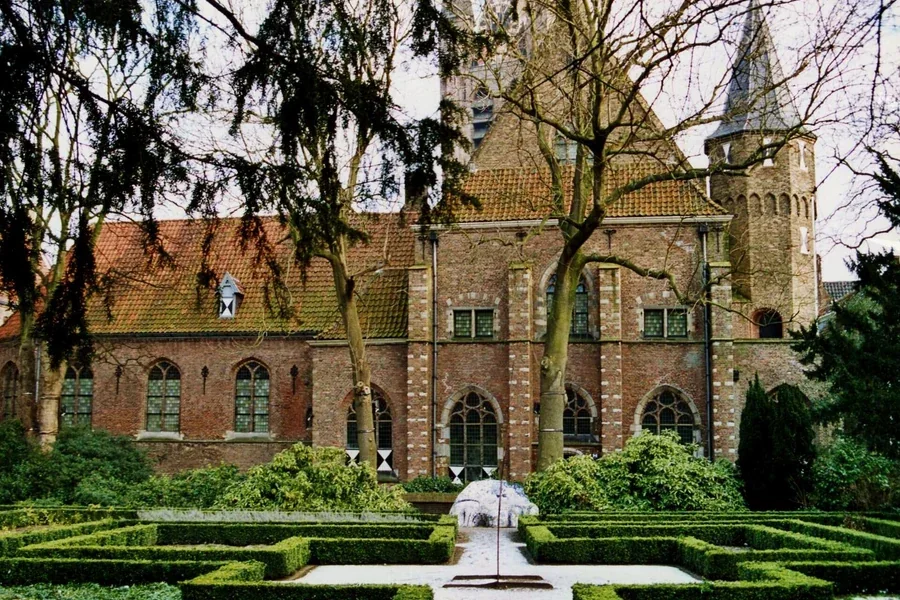 Prinsenhofcomplex in Delft met tuin en bomen.
