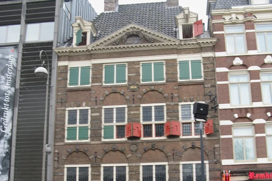 Die historische Fassade des Museums Rembrandthuis in Amsterdam.