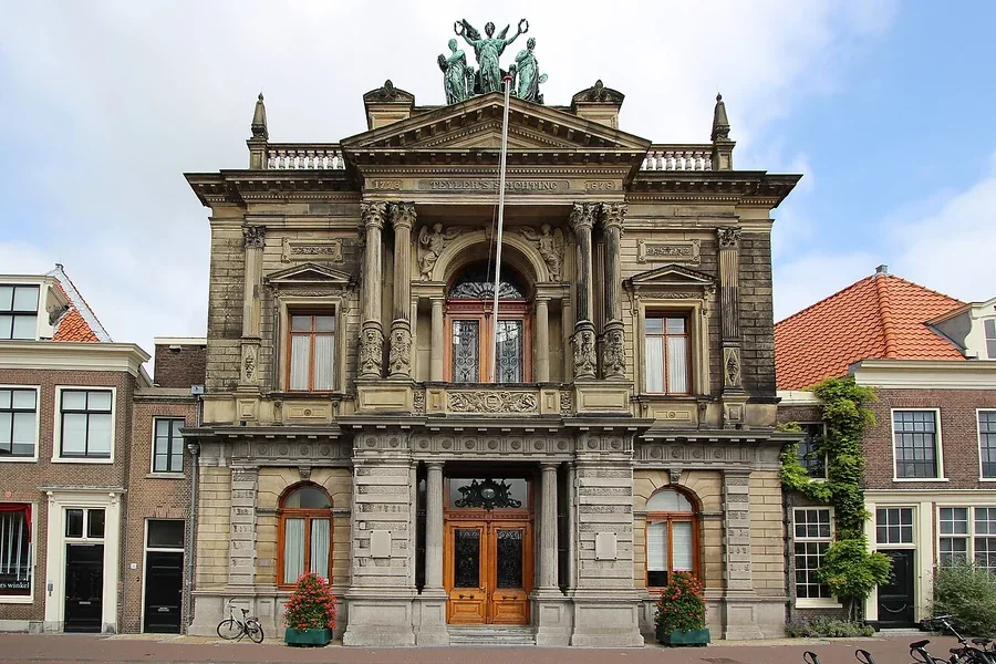 La façade du Teylers Museum à Haarlem.