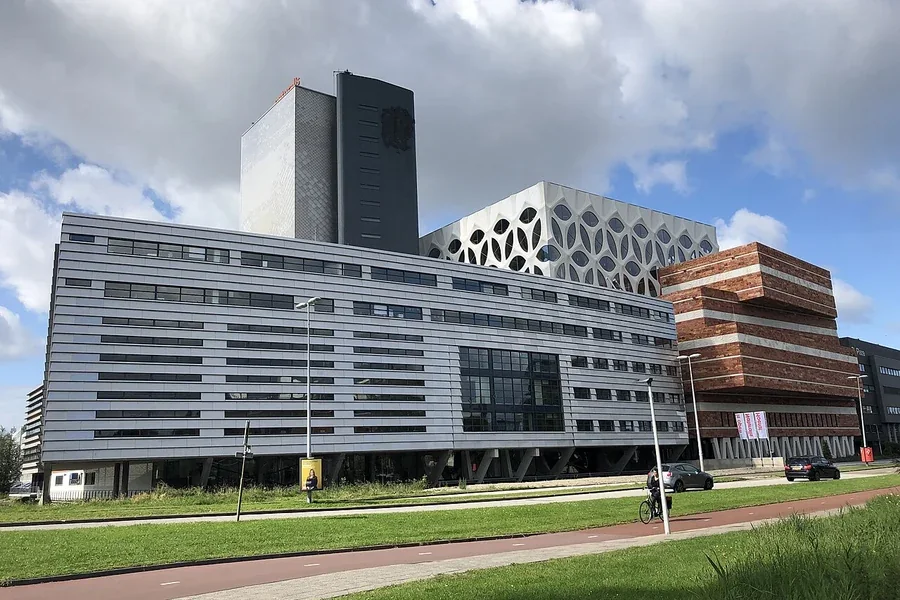 Buitenzijde van Naturalis in Leiden.