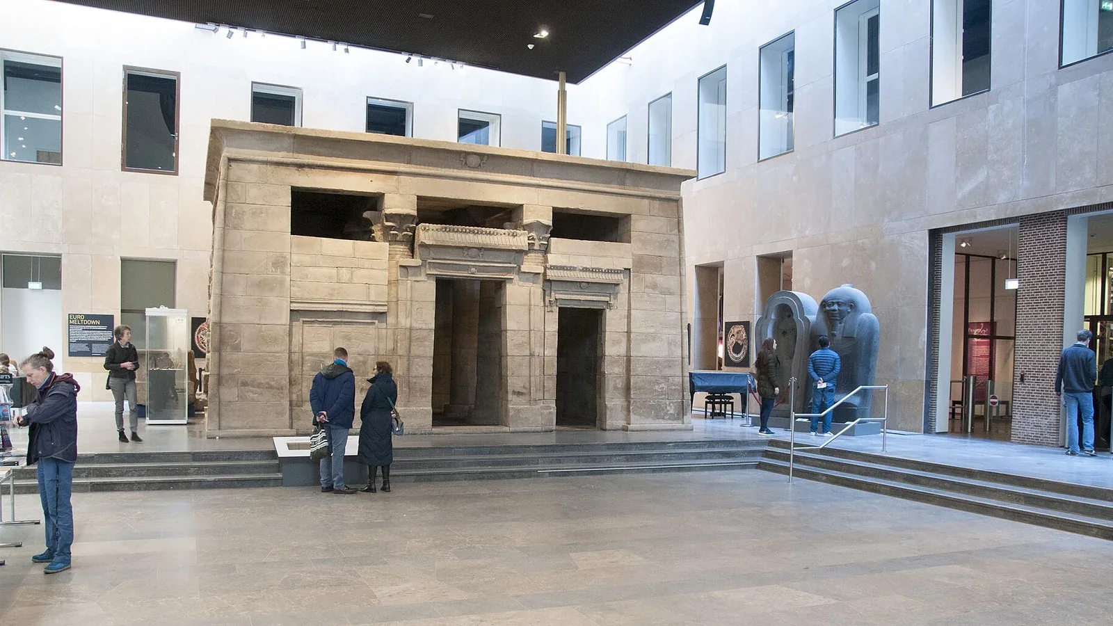 Egyptische tempel in de entreehal van het Rijksmuseum van Oudheden.