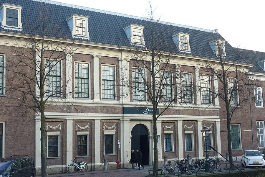 Buitenzijde van het Rijksmuseum van Oudheden in Leiden.