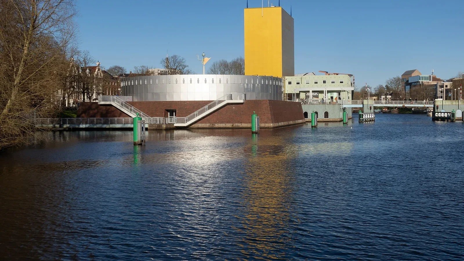 Le Groninger Museum vu depuis l’eau.