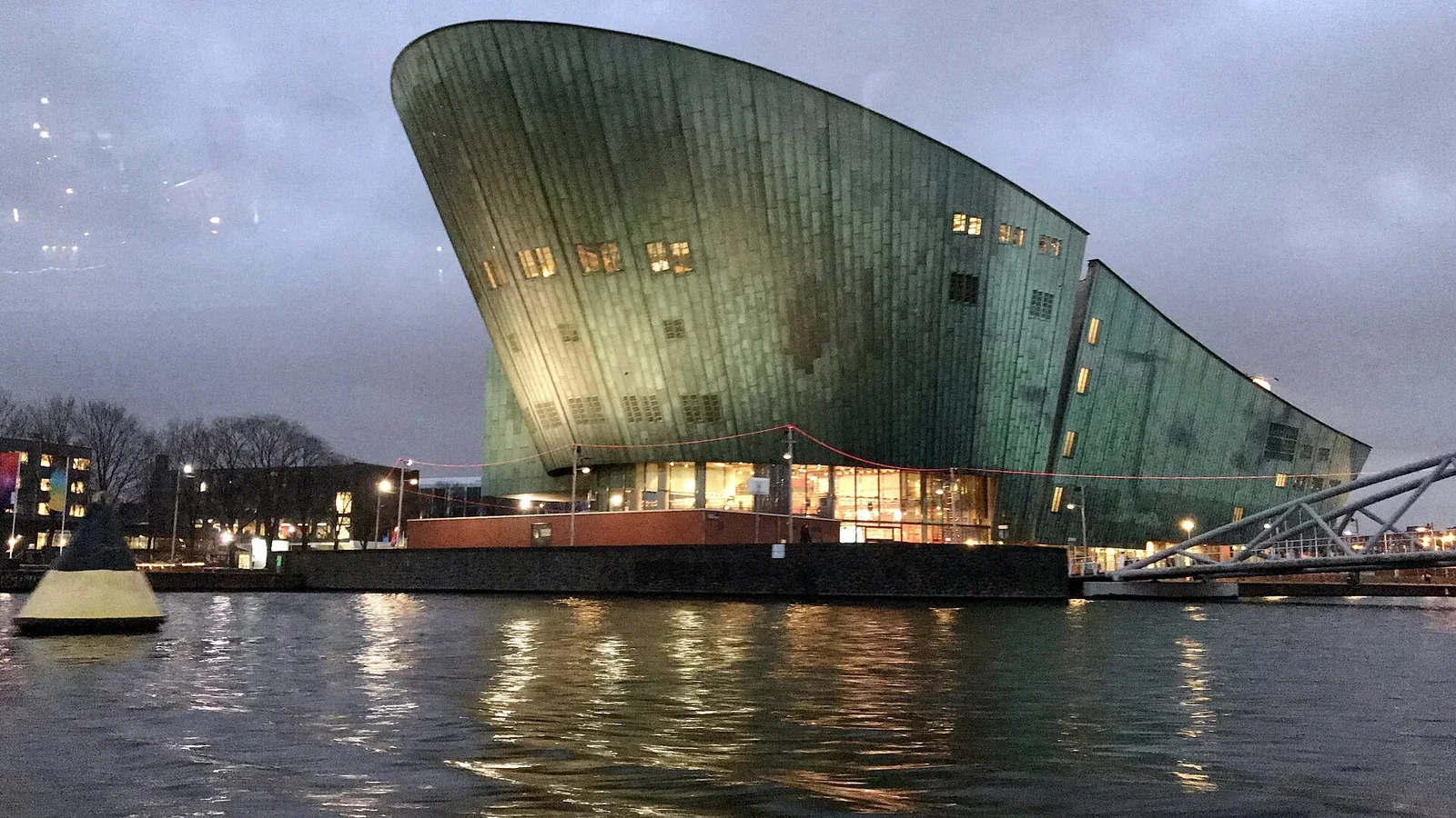 NEMO Science Museum am Wasser in Amsterdam.