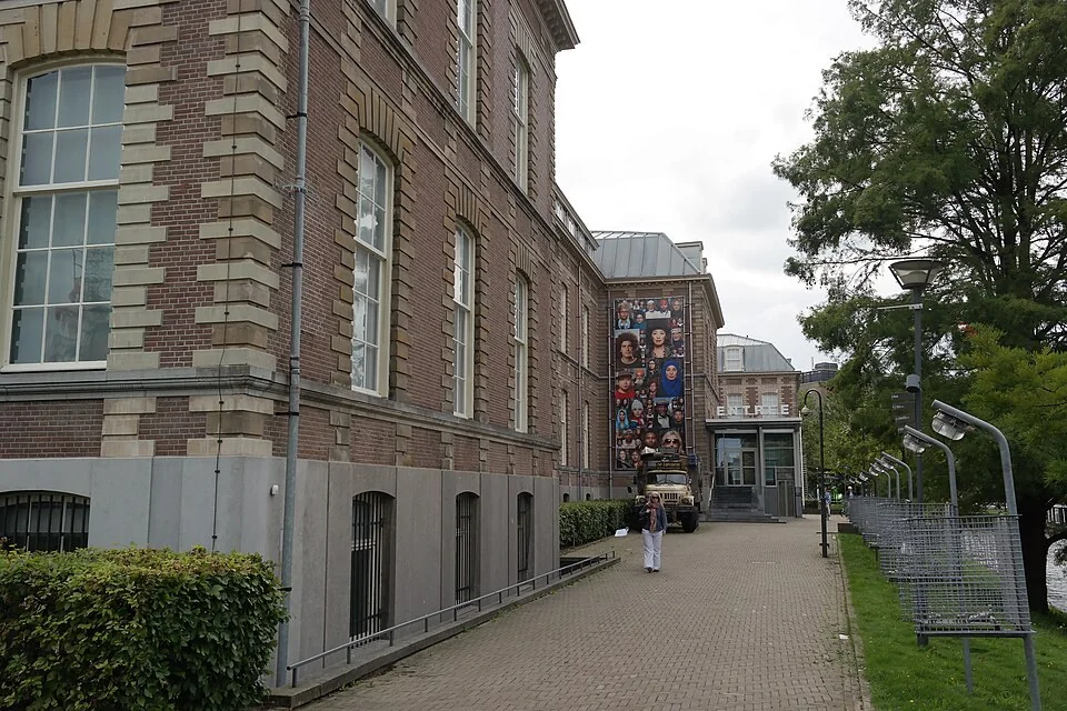 Wereldmuseum Leiden, side facade and entrance