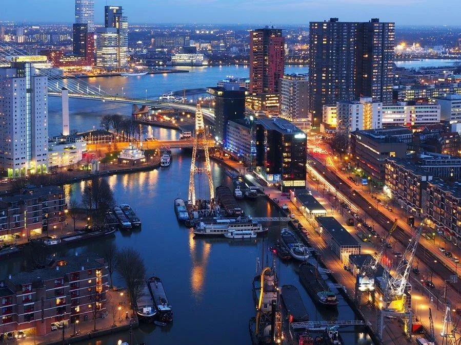 Port du musée de Rotterdam au crépuscule