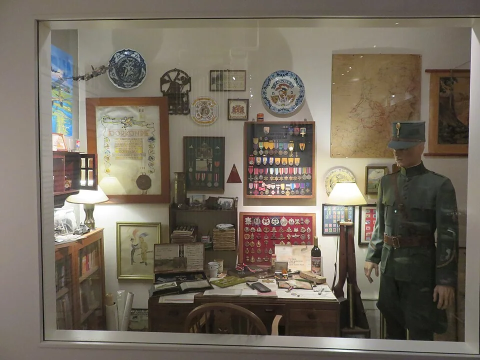 Museum Rotterdam 1940–1945 NU, display case